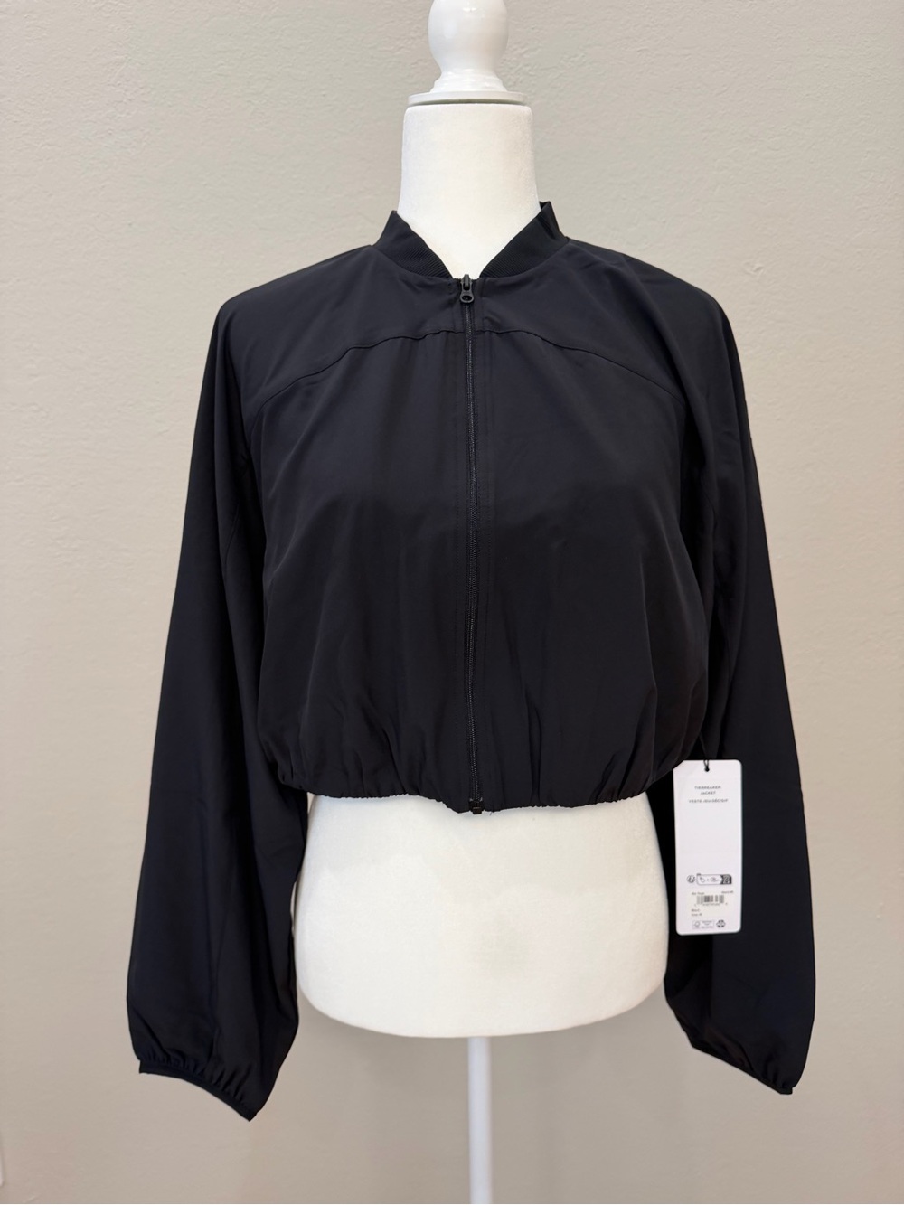 Alo Yoga Tiebreaker Jacket Black M NWT Sold Out Cropped Zip Windbreaker